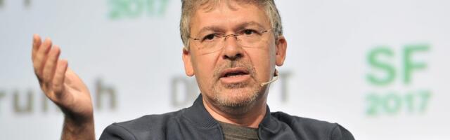 Apple's AI chief is leaving and being replaced by a former Microsoft exec