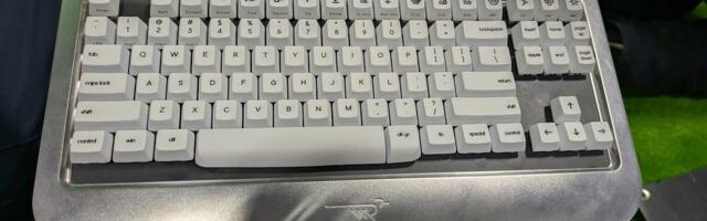 Keyboard for writers has word-count odometer, sprint timer