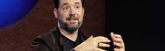 Reddit cofounder Alexis Ohanian describes where he sees the internet and the 'next wave' of social apps heading