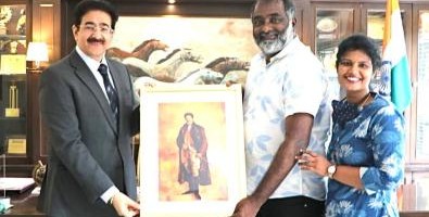 Sandeep Marwah Presented with Painting by Shreethar