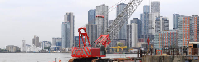 How A 400-Ton Crane Works (And Doesn't Tip Over)