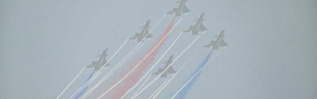 China's big air show opened with a glitzy aerial display of its fighters, but crowds couldn't see much in the smog