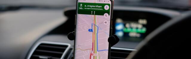 Google Maps is experimenting with showing you pop-up ads while you drive