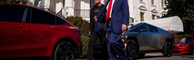 Elon Musk says he stays in the Lincoln Bedroom at Trump's request