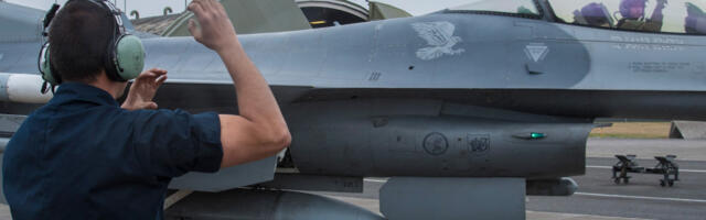 Why Do Fighter Pilots Give The 'Claw' Hand Signal? Here's What It Means