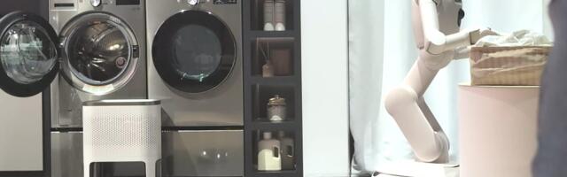 We Saw LG's Robot Butler Fold Laundry, Bake and Boss Around a Vacuum at CES