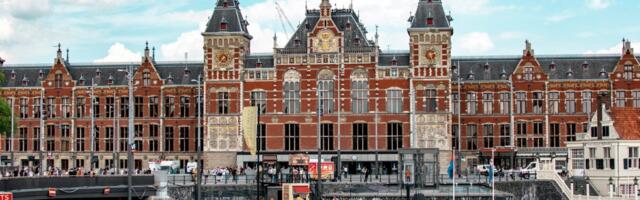 Amsterdam to Slash Cruise Stops in Half to Fight Mass Tourism