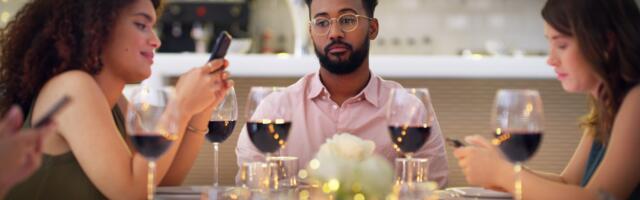 Psychology says people who can resist checking their phone for an entire movie have these 6 rare capabilities most adults have lost